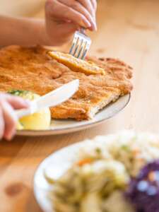 Schabowy Konkretny ze Schroniska Krupówki to duży kotlet z podhalańskiej wieprzowiny smażony na tradycyjnym smalcu. 